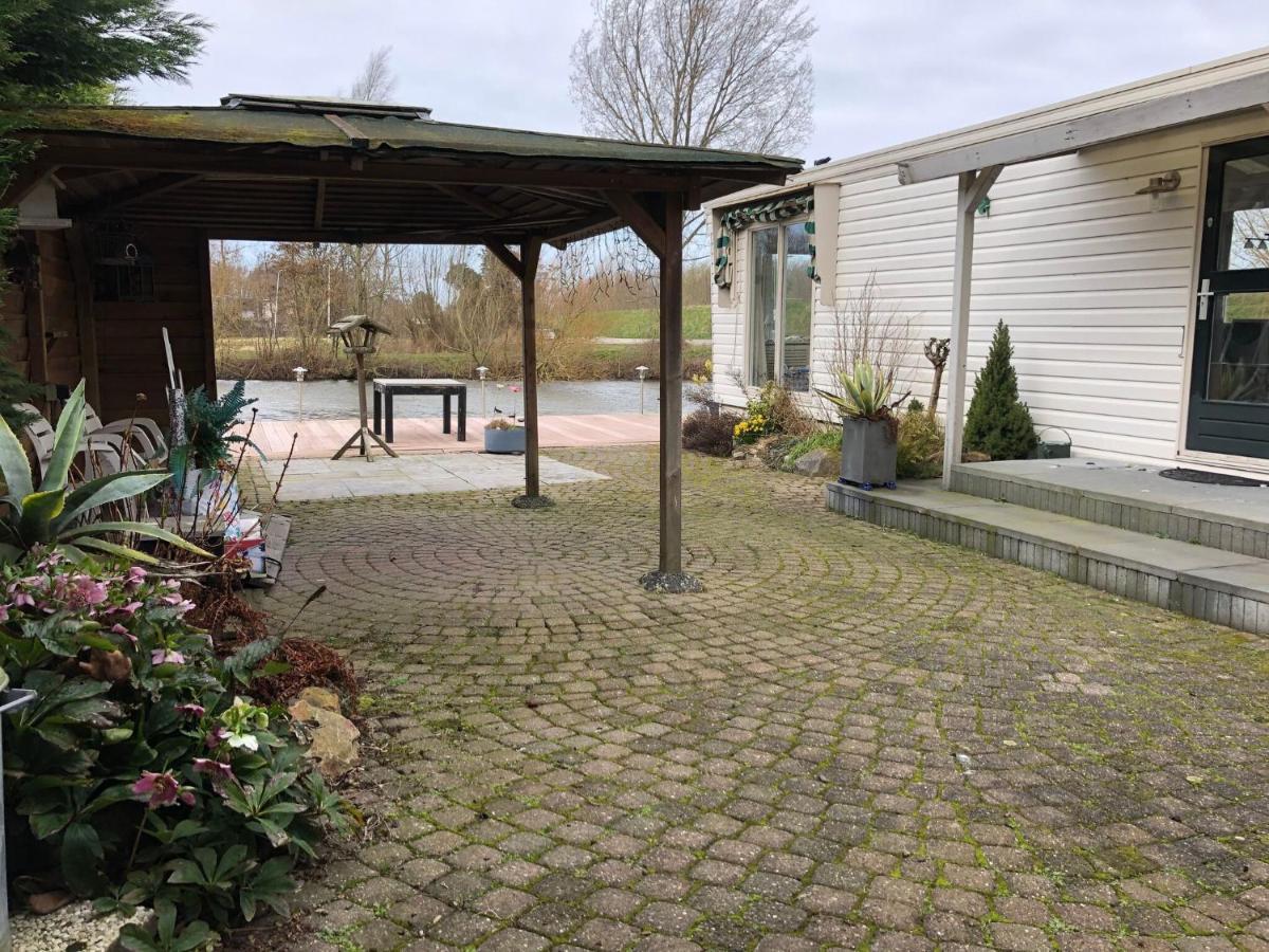 Fantastic Villa In Ooltgensplaat With Jetty Екстер'єр фото