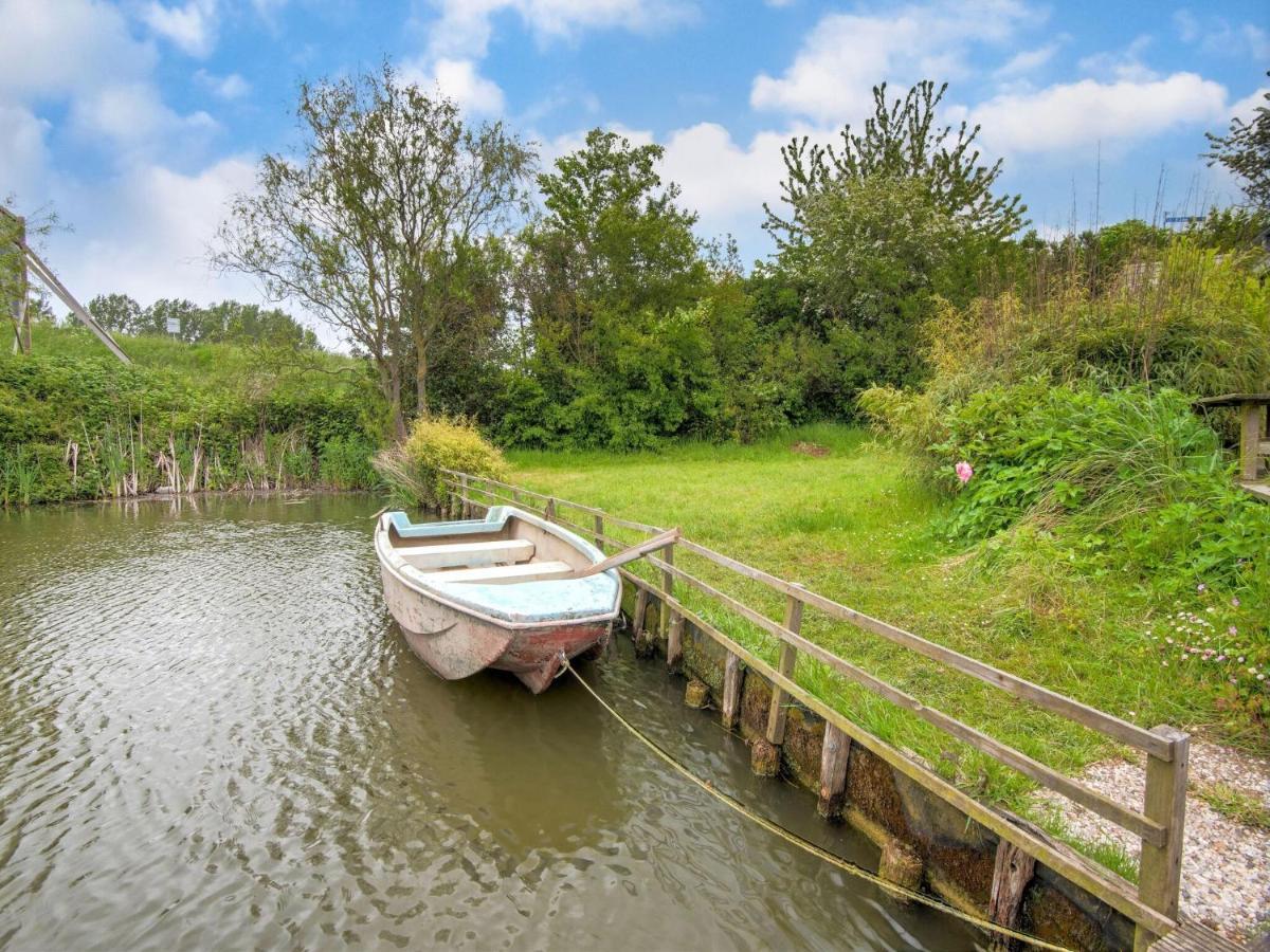 Fantastic Villa In Ooltgensplaat With Jetty Екстер'єр фото