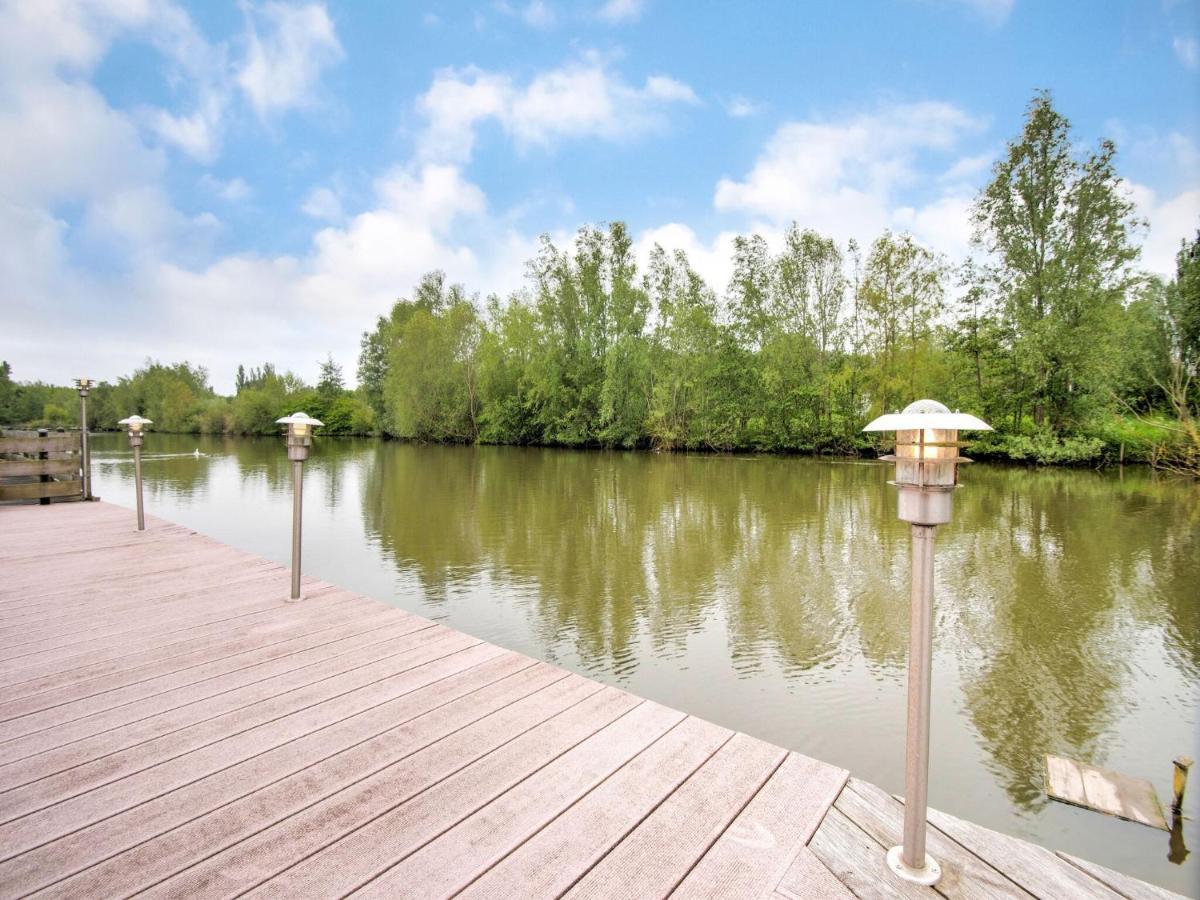 Fantastic Villa In Ooltgensplaat With Jetty Екстер'єр фото