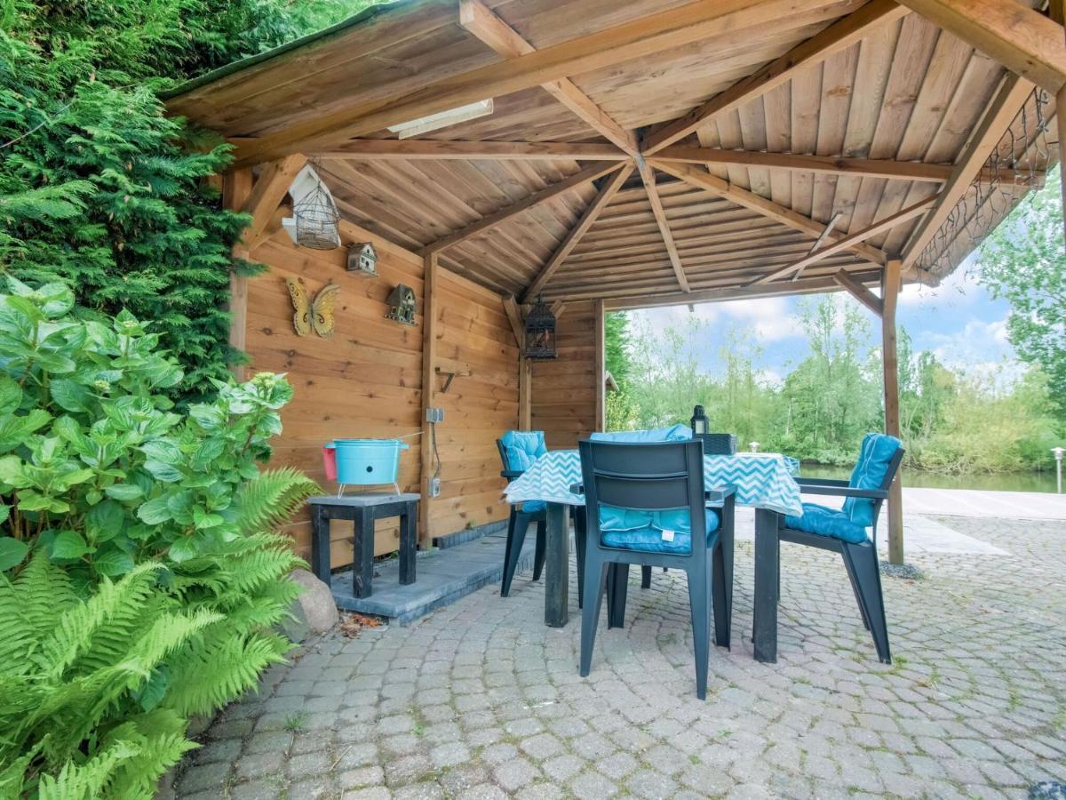 Fantastic Villa In Ooltgensplaat With Jetty Екстер'єр фото