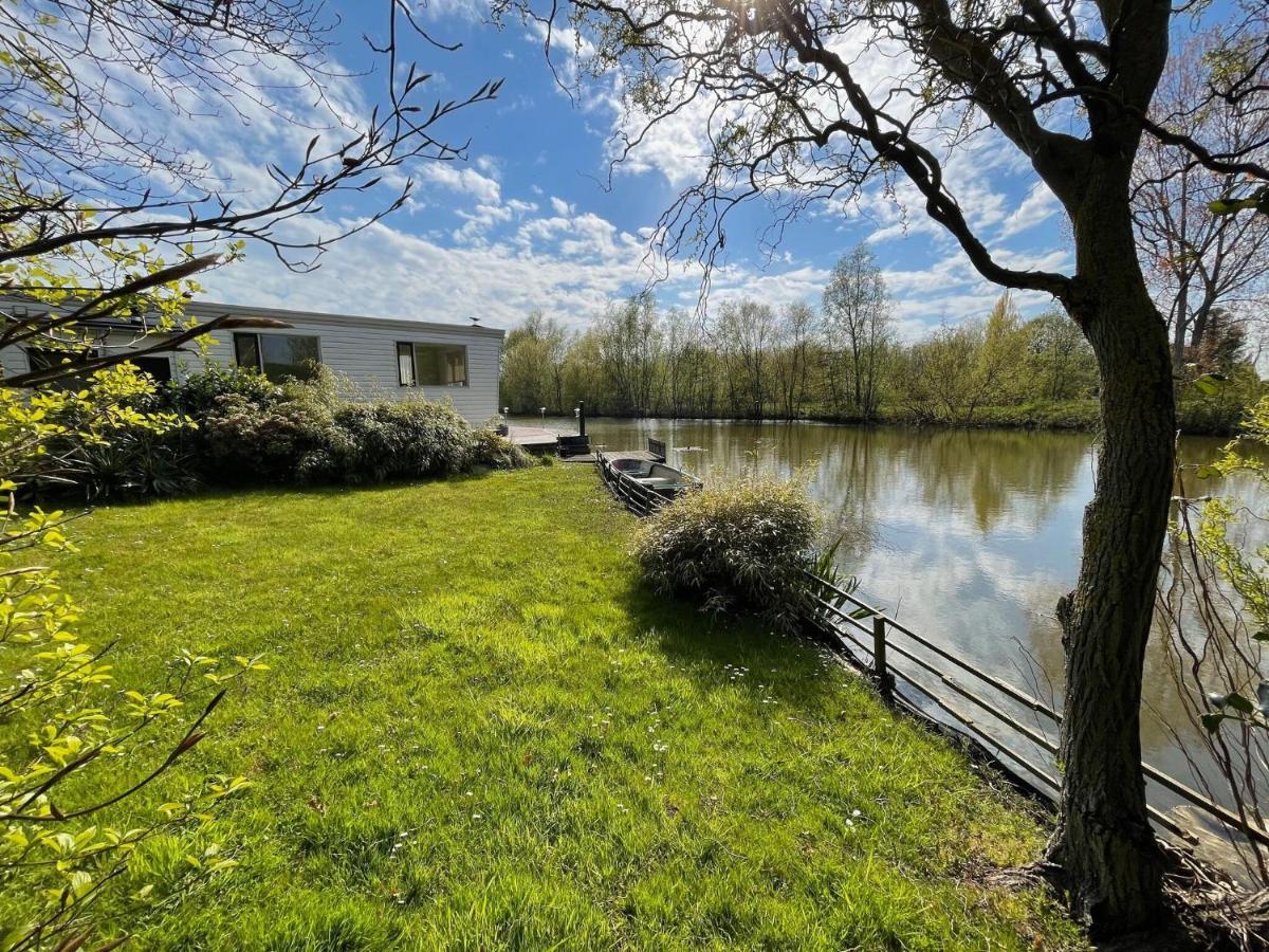 Fantastic Villa In Ooltgensplaat With Jetty Екстер'єр фото