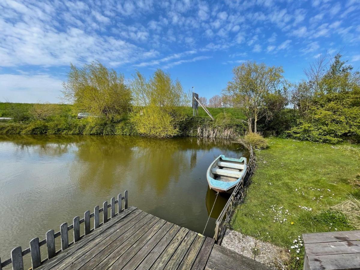 Fantastic Villa In Ooltgensplaat With Jetty Екстер'єр фото